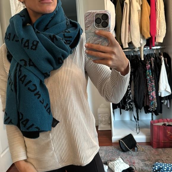 Brand new Balenciaga wool unisex scarf - Picture 4 of 7